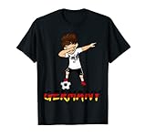 Camiseta deportiva de fútbol con bandera alemana y alemana de Deutschland con zapato en pelota. Juega a un juego de práctica o partido de lanzamiento mientras tu divertido entrenador delantero es el árbitro del torneo de fútbol. Hombres, mujeres y niños: Haz un objetivo mundial, vence al portero.