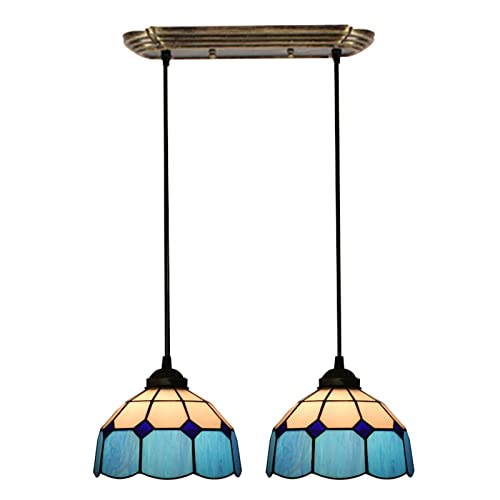 Luminaire pendentif en verre parfait au-dessus de l'îlot de cuisine de la ferme