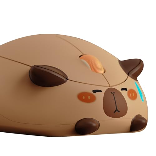 【AMPIA COMPATIBILITÀ】– Il simpatico mouse wireless Bluetooth a tema gatto Capybara è compatibile con i sistemi Mac/Win. Funziona con PC, laptop, MacBook ecc. Nota: quando si utilizza un dongle USB A 2.4G per la connessione, utilizzare un adattatore USB C per convertire USB C in USB A se il MacBook ha solo porte USB C (adattatore non incluso).