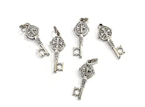 5 pendentifs clé de Saint Benoît plaqué argent. Taille 24 mm