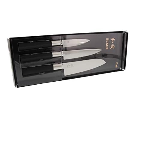 KAI Wasabi Black set di coltelli - Coltello multiuso lunghezza lama 10 cm, Coltello multiuso lunghezza lama 15 cm, Santoku lunghezza lama 16,5 cm - Acciaio inox 6A/1K6 lucidato 58 (±1) HRC