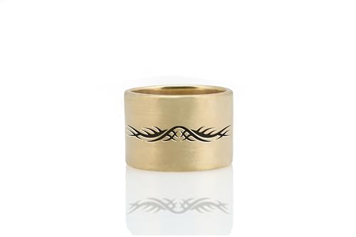 Bague femme tatouage gravé or brossé style ethnique moderne et géométrique