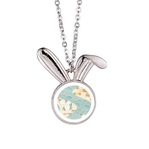 Collier lapin japonais avec motifs traditionnels de fleurs et vagues en émail
