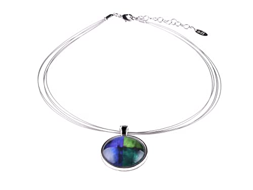Adi-Modeschmuck Halsreif 'Isa', ein leichter Anhänger aus versilbertem Messing mit farbigen Ornamenten unter einem Glas Cabochon, handgefertigt in Berlin (Blau und Grün)