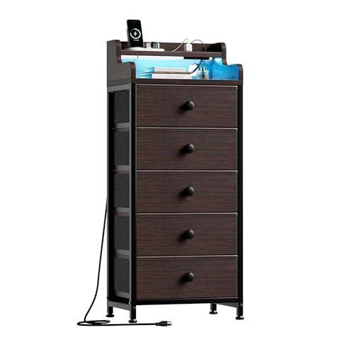 Lista de Cómodas altas para comprar online. 48 HOMELYA Comoda Cajonera para Recamara - 5 Cajones De Tela con Parte Superior de Madera, Marco De Acero Plegable - Tu Mueble Organizador con Estación de Carga y Luces LED - Café