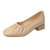 Los tacones de bloque bajo hacen que la caminata larga no canse los pies y se vea más a la moda.