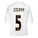 Original 2004-05 Real Madrid Heimtrikot, mit Aufdruck im Fan-Stil, signiert von Zinedine Zidane. Bitte beachten Sie, dass es sich um Originalhemden handelt, die natürliche Gebrauchsspuren aufweisen können.