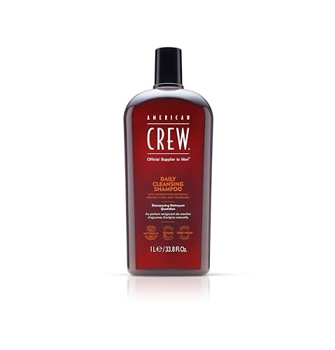 American Crew – Daily Cleansing Shampoo, Champú Limpiador, Cabello Normal a Graso, Elimina Impurezas e Hidrata, Ingredientes Origen Natural, Fórmula Vegana, Sin Siliconas, para Hombres – 1 L