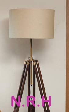 Lámpara de pie trípode de madera retro con proyección de sombra hacia fuera 2