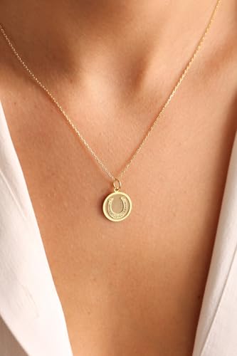 Collier pendentif fer à cheval gravé pour sublimer votre style quotidien
