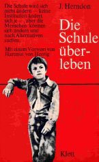 Paperback Die Schule überleben. Mit einem Vorwort von Hartmut von Hentig. Book