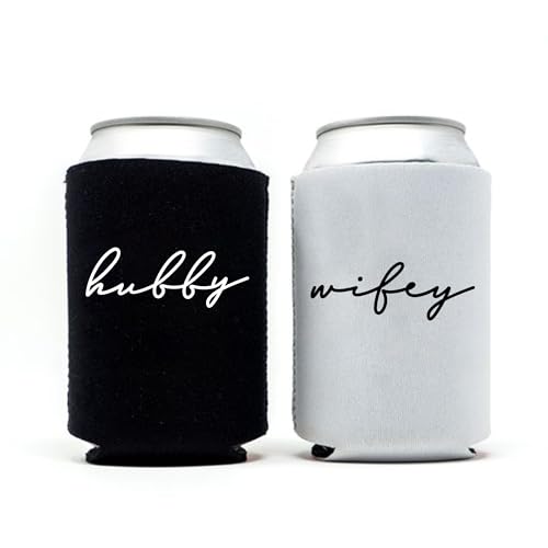 GroomBrideGifts Simpatico regalo di nozze - Hubby and Wifye novità Can Cooler - Regalo di fidanzamento per coppie.