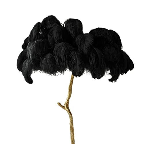 Lámpara de pie de plumas de avestruz ideal para crear un rincón de lectura en el salón