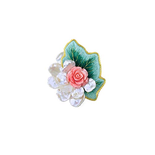 Broche perle brodée main : sublimez une tenue unie avec ce corsage