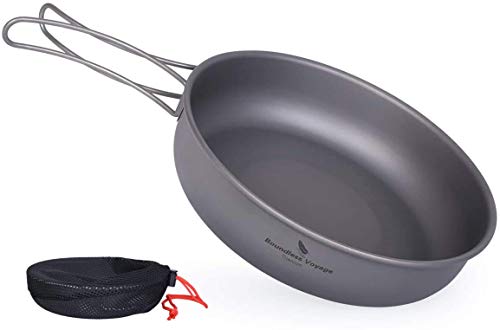 白い背景の中にあるフライパン