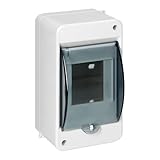 VISIBILITÉ ET PROTECTION IP40 : Doté d'une porte transparente fumée, ce tableau électrique permet de surveiller vos disjoncteurs sans ouvrir l'enveloppe. Son indice IP40 assure une protection contre les corps solides (>1 mm) pour un usage intérieur sécurisé. Le boîtier modulaire ne possède pas de serrure, mais l'élément de verrouillage est percé d'un petit trou permettant l'insertion d'un scellé de sécurité