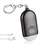 【Pequeño y discreto】 El llavero de la alarma de pánico tiene un buen aspecto, es compacto y puede disimularse como elemento decorativo. Esta alarma personal es fácil de transportar y el llavero se puede enganchar fácilmente a una mochila o a un bolso para su uso inmediato en caso de emergencia. Es ideal para proporcionar seguridad adicional a las personas vulnerables.