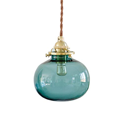 Lustre rétro en laiton pour une ambiance douce et nostalgique