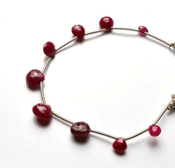 Briolettes de rubis cœur facetté 4-8mm à perçage précis pour un enfilage fluide