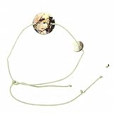 Détails : Bracelet palet en nacre 15mm, épaisseur 2mm - Cordon en nylon ajustable (noeud coulissant) - Perles semi-précieuses 6mm. Collection Dolls : Motif poupée blonde Couleur : vert pâle et blanc