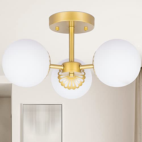 Lustre design or et verre dépoli qui diffuse une lumière douce dans la chambre