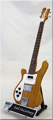 PAUL McCARTNEY Guitare Miniature avec médiator Beatles (2) - Les Beatles, Paul McCartney, John Lennon, RIngo Starr, George Harrison PAUL McCARTNEY Guitare Miniature avec médiator Beatles (2)