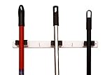 Colgador escobas y fregonas de Pared Triple. Escobero con Espacio para Colgar hasta 5 Utensilios. Este Colgador escobas y fregonas Dispone de 3 colgadores para Palos y Dos Ganchos adicionales.