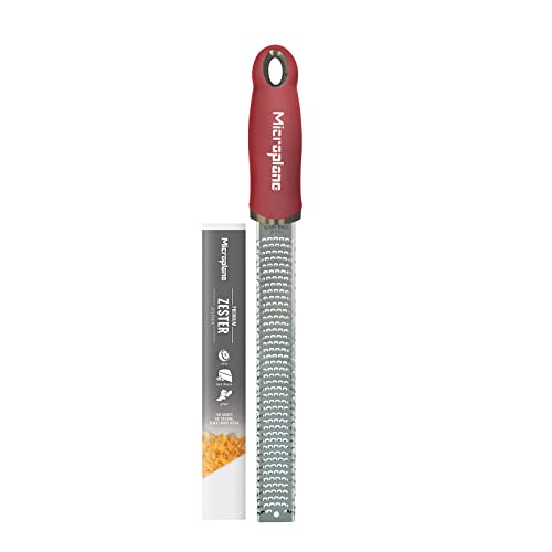Microplane Zester Küchenreibe in Granatapfelrot für Zitrusfrüchte, Parmesan, Ingwer, Schokolade & Muskatnuss mit feiner Edelstahlklinge - Made in USA
