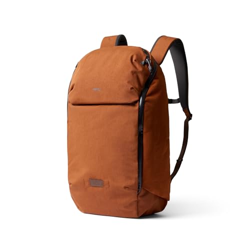 Questo zaino da 20 L è dotato di cerniere esterne rivestite ed è realizzato con tessuti durevoli e resistenti all'acqua realizzati con materiali riciclati.