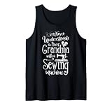 Nunca subestimes el poder de una abuela con un regalo de ropa de máquina de coser. Bonita ropa gráfica para nana, mimi, gigi, abuela, abuela. Ropa moderna para costureras, costureras, costureras, costureras, costureras, costureras, costureras, costureras, costureras, artesanos o aficionados.