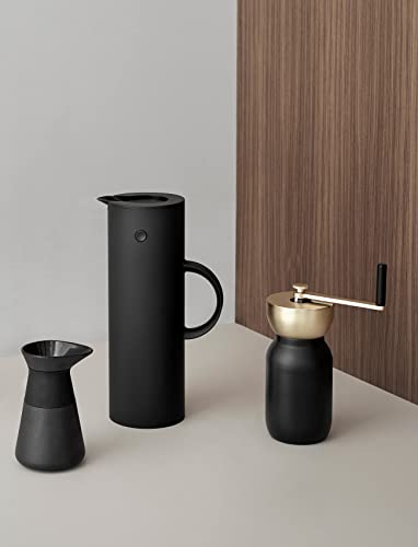 Stelton Isolierkanne EM77 - Doppelwandige Isolierkanne für heiße/kalte Getränke - Tee- & Kaffeekanne mit Glaseinsatz, Magnetverschluss, Schraubdeckel, Vintage-Design - 1 Liter, Soft Black – Bild 3