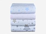 colcha estrellas gris Además, es reversible, por un lado las estrellitas son de color sobre fondo blanco mientras que en el reverso las estrellitas son blancas sobre el fondo de color, no te cansarás nunca de ella