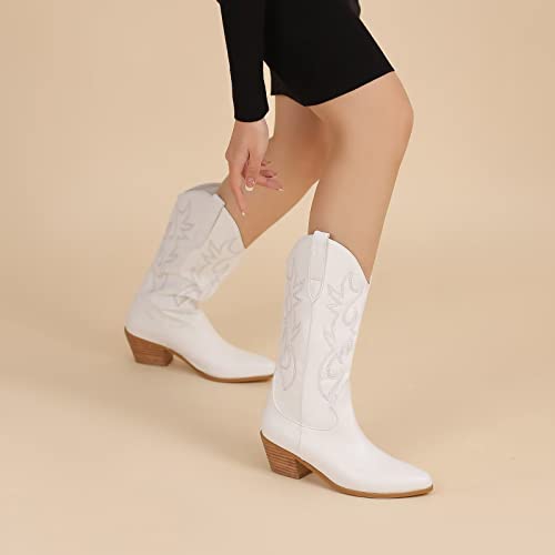 Western cowboy-style white ladies' mid-calf boots, with thick soles, have a stable and fashionable style. They can effectively enhance height and are an eye-catching choice for parties and dates.4