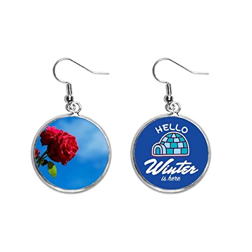 Pendientes de gota estilo cielo azul con rosas rojas de invierno y hojas verdes colgantes