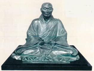 高岡銅器　仏像　親鸞聖人　青緑色の僧侶像 Amazon.co.jp: 置物 偉人｜ 親鸞聖人座像 （小）青銅色｜ 親鸞聖人御