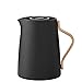 Produktbild Stelton Tee-Isolierkanne Emma - Isolierte Kunststoff-Teekanne mit Deckel & Edelstahl-Thermoeinsatz - Modernes Design, cleverer, integrierter Infusionsfilter & Buchenholzgriff - 1 Liter, Matt schwarz