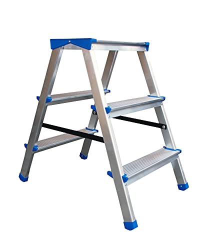PRATICITA': Grazie al design moderno e minimale, è facile da ripiegare ,permette di occupare 16 cm quando non viene usato. La struttura in allimunio, leggera ed antiruggine, fa si che la scala non oscilli quando non viene usata, infatti è molto solida e robusta. SICUREZZA : Blocco di sicurezza contro le chiusure accidentali, i piedini antiscivolo garantiscono la massima sicuerezza difendendo i pavimenti dai graffi.