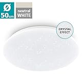Die runde LED Deckenleuchte aus Stahl und einem Lampenschirm aus Kunststoff in Weiß streut das Licht breit und angenehm in den Raum und lässt bei Bewegung einen glitzernden Kristall Effekt entstehen