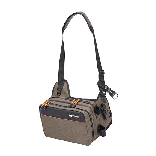 Savage Gear Specialist Sling Tasche - Leichte Angeltasche für Mobile Angler, inklusive 5B Köderbox, ergonomischem Schultergurt, UV-geschützter Köderaufbewahrung - Perfekt für Ufer- und Uferangeln 8L