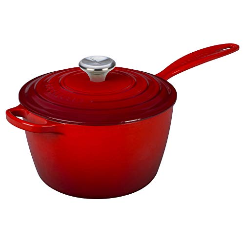 Le Creuset Signature Stielkasserolle aus Gusseisen, Rund, Ø 20 cm, 2,5 l, Für alle Herdarten inkl. Induktion geeignet, 3,612 kg, Kirschrot, 21181200602430