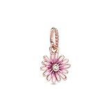 Das von Hand veredelte Gänseblümchen-Charm erweckt mit rosafarbener schattierter Emaille die zarte und dennoch widerstandsfähige Blume zum Leben
