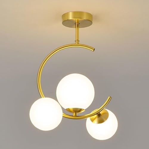 Plafonnier globe doré pour illuminer un salon sombre avec élégance