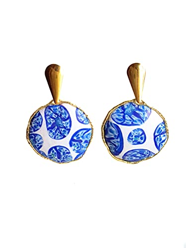 Orecchini tondi bianchi e blu realizzati a mano con argilla polimerica, pezzo unico