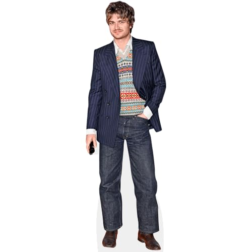 Bild: Joe Keery (Blazer) Pappaufsteller mini f�r 24,97 EUR bei amazon.de