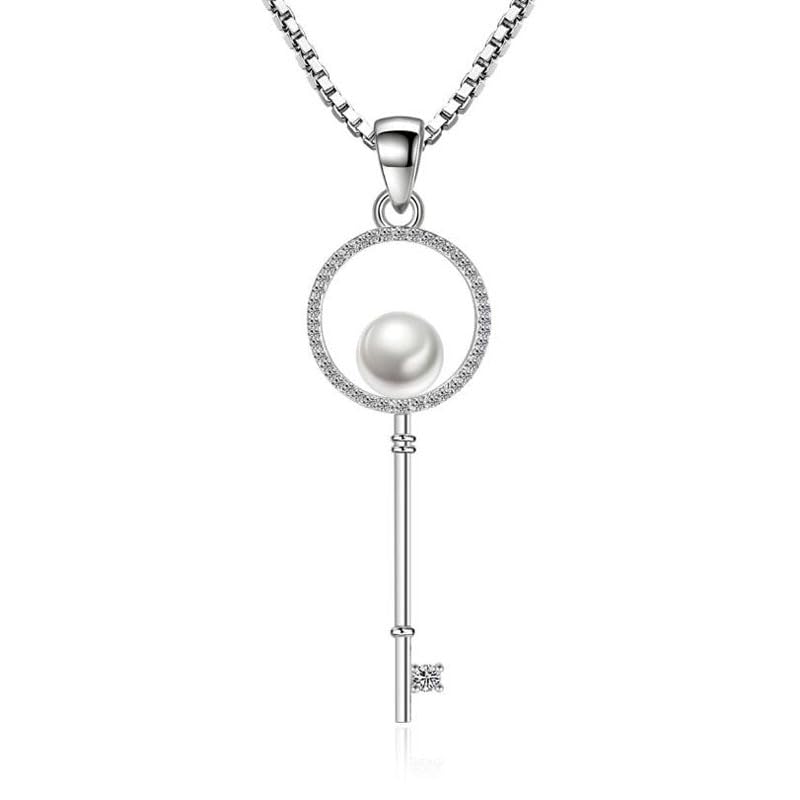 Collier en perles et zirconia pour femme avec son pendentif clé raffiné