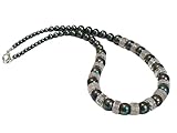 Natürliche Materialien: Der Collier verwendet natürliche Materialien wie Bergkristall in crashed Optik, Muschelkernperlen in einem schwarzem regenbogen Spektrum und Silber.
