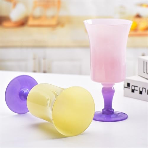 Vasos de agua elegantes en copa rosa para evitar mesas aburridas 7