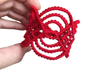 Brazalete ancho rojo macramé hecho a mano con cuentas de cristal a juego.Mide aprox.18 cm. de largo y 5 cm. de ancho.Cierra con botón