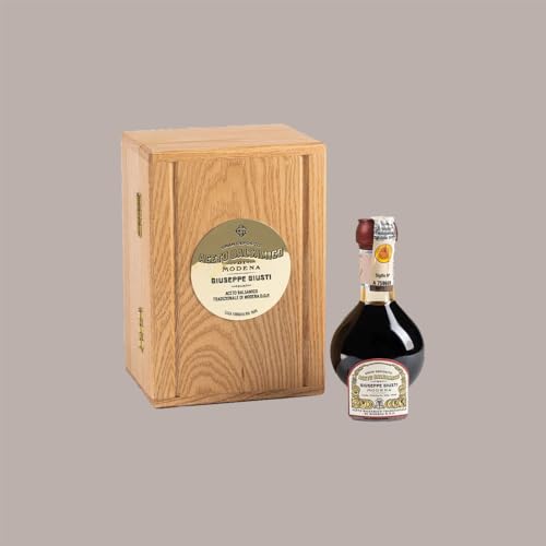 ACETO BALSAMICO TRADIZIONALE DI MODENA DOP - Ottenuto da solo mosto cotto, l'Aceto Balsamico Tradizionale di Modena è unico e prezioso. Il lungo e lento invecchiamento conferisce a questo prezioso oro nero liquido densità e rotondità, arricchite da piacevoli note piccanti e amare e intensi aromi di frutta matura.