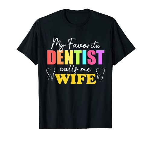 Dentist Calls Me Wife Ortodoncista Cirujano dental gráfico Camiseta